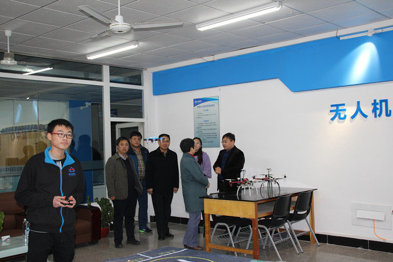 1510627835362354.jpg 河北智飛極農(nóng)無(wú)人機(jī)科技|保定ASFC無(wú)人機(jī)駕駛員培訓(xùn)考證|打藥撒藥噴藥植保無(wú)人機(jī)